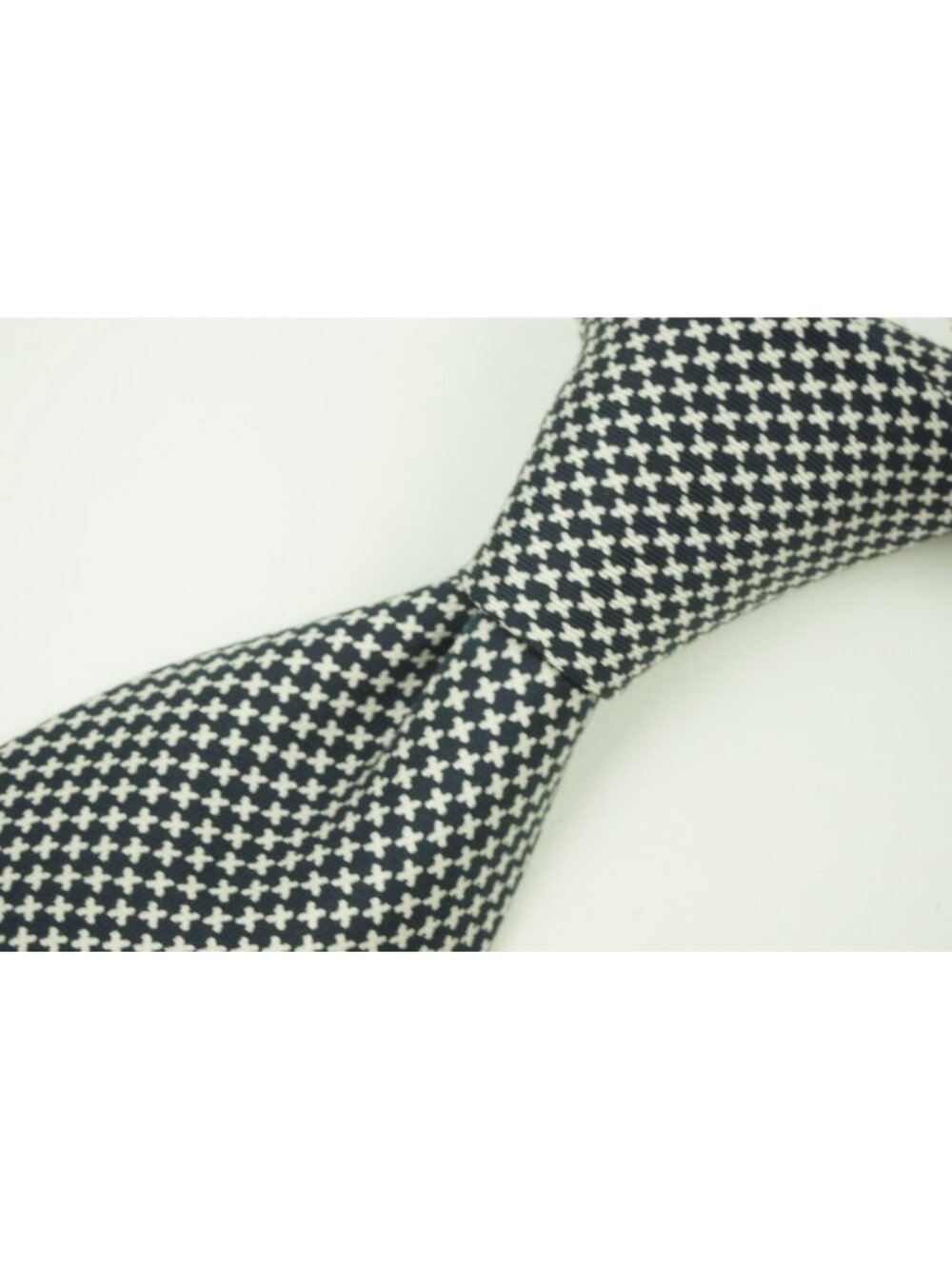 Drakes Hayward London Navy Blue White Geometric 100% Silk Hand Made Tie